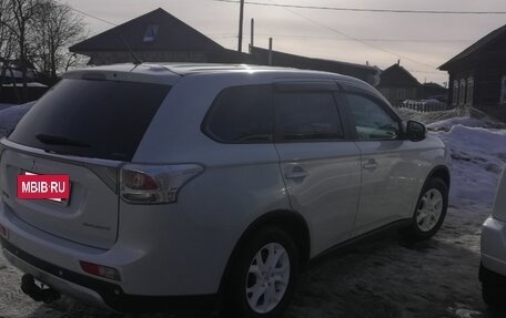 Mitsubishi Outlander III рестайлинг 3, 2014 год, 1 850 000 рублей, 11 фотография