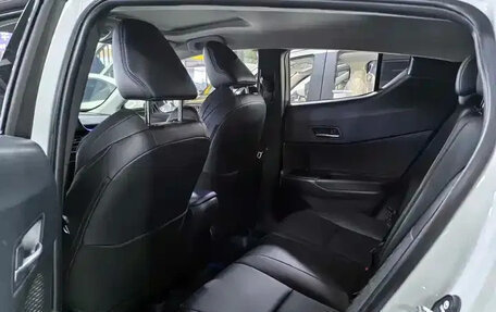 Toyota C-HR I рестайлинг, 2021 год, 2 120 000 рублей, 8 фотография