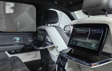 Rolls-Royce Cullinan, 2021 год, 45 000 000 рублей, 26 фотография