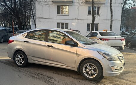 Hyundai Solaris II рестайлинг, 2015 год, 630 000 рублей, 2 фотография