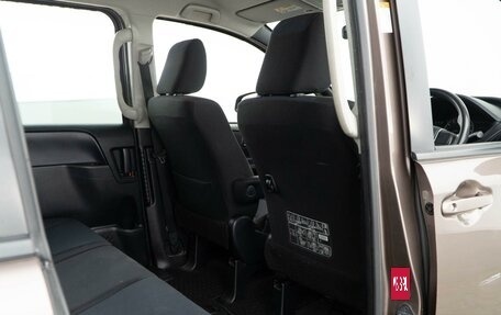 Toyota Noah III, 2017 год, 1 738 888 рублей, 13 фотография