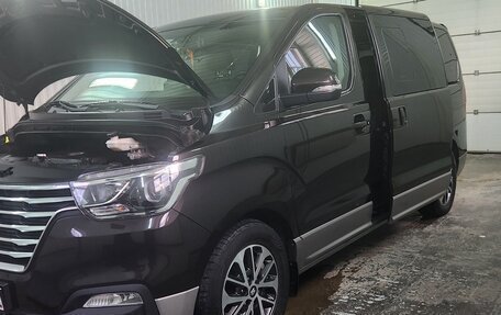 Hyundai Grand Starex Grand Starex I рестайлинг 2, 2019 год, 3 250 000 рублей, 3 фотография