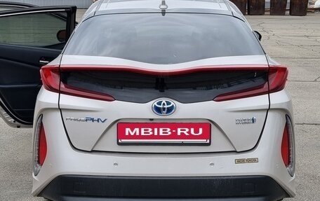 Toyota Prius IV XW50, 2017 год, 1 650 000 рублей, 3 фотография