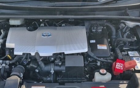 Toyota Prius IV XW50, 2017 год, 1 650 000 рублей, 16 фотография