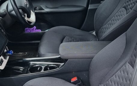 Toyota Prius IV XW50, 2017 год, 1 650 000 рублей, 26 фотография