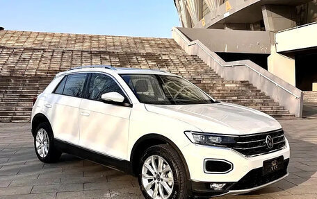 Volkswagen T-Roc I, 2023 год, 1 665 000 рублей, 3 фотография