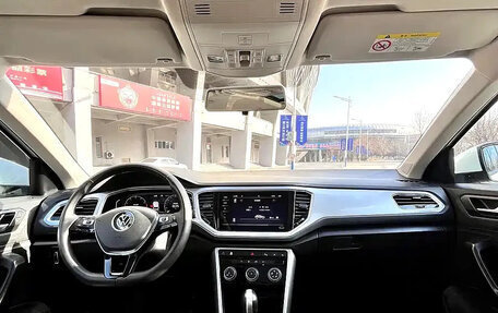 Volkswagen T-Roc I, 2023 год, 1 665 000 рублей, 8 фотография