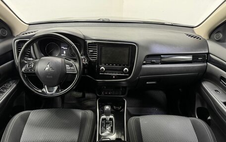 Mitsubishi Outlander III рестайлинг 3, 2020 год, 2 620 000 рублей, 10 фотография