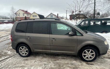 Volkswagen Touran III, 2004 год, 450 000 рублей, 3 фотография