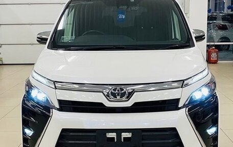 Toyota Voxy III, 2021 год, 2 240 000 рублей, 2 фотография