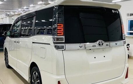 Toyota Voxy III, 2021 год, 2 240 000 рублей, 7 фотография