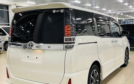 Toyota Voxy III, 2021 год, 2 240 000 рублей, 4 фотография