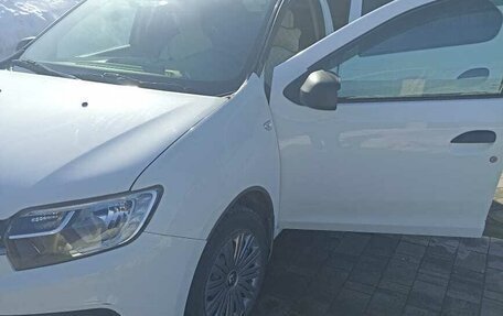 Renault Logan II, 2019 год, 650 000 рублей, 4 фотография