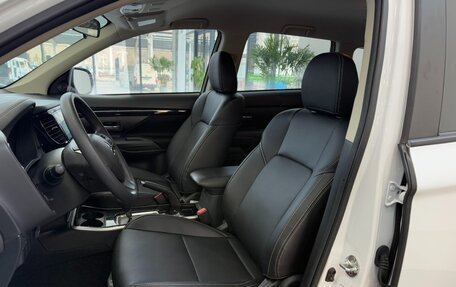 Mitsubishi Outlander III рестайлинг 3, 2022 год, 2 270 000 рублей, 7 фотография