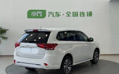 Mitsubishi Outlander III рестайлинг 3, 2022 год, 2 270 000 рублей, 5 фотография