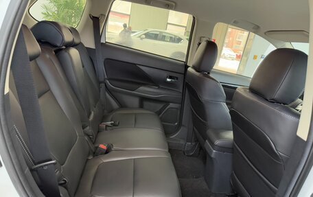 Mitsubishi Outlander III рестайлинг 3, 2022 год, 2 270 000 рублей, 13 фотография