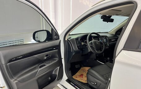 Mitsubishi Outlander III рестайлинг 3, 2022 год, 2 260 000 рублей, 8 фотография