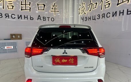 Mitsubishi Outlander III рестайлинг 3, 2022 год, 2 260 000 рублей, 5 фотография