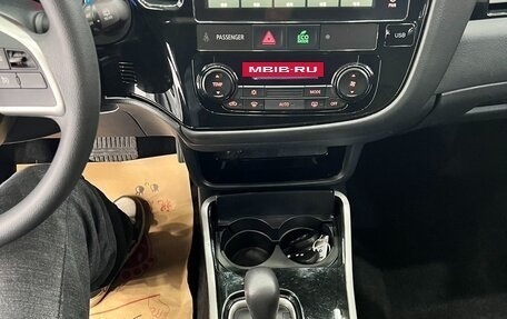 Mitsubishi Outlander III рестайлинг 3, 2022 год, 2 260 000 рублей, 14 фотография