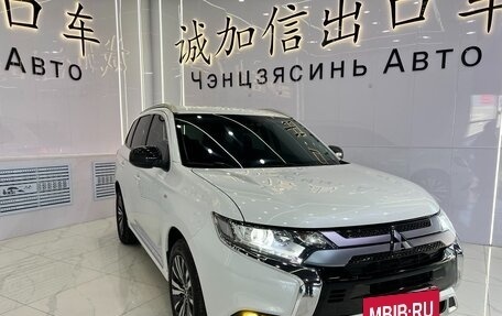 Mitsubishi Outlander III рестайлинг 3, 2022 год, 2 260 000 рублей, 3 фотография
