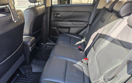 Mitsubishi Outlander III рестайлинг 3, 2016 год, 1 805 000 рублей, 11 фотография