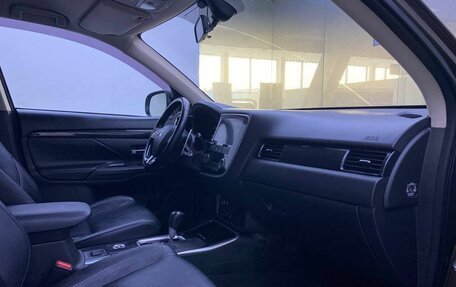 Mitsubishi Outlander III рестайлинг 3, 2017 год, 2 099 000 рублей, 13 фотография