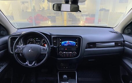 Mitsubishi Outlander III рестайлинг 3, 2017 год, 2 099 000 рублей, 17 фотография