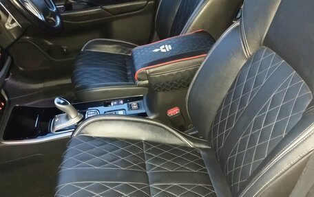 Mitsubishi Outlander III рестайлинг 3, 2019 год, 3 300 000 рублей, 8 фотография