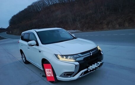 Mitsubishi Outlander III рестайлинг 3, 2019 год, 3 300 000 рублей, 2 фотография