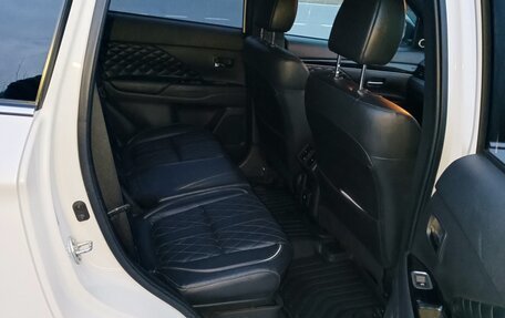 Mitsubishi Outlander III рестайлинг 3, 2019 год, 3 300 000 рублей, 10 фотография