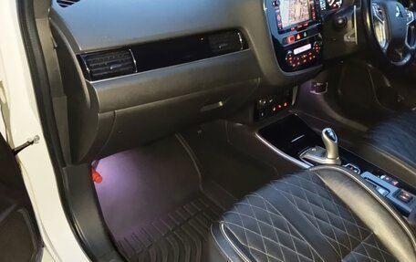 Mitsubishi Outlander III рестайлинг 3, 2019 год, 3 300 000 рублей, 13 фотография