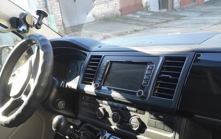 Volkswagen Caravelle T6 рестайлинг, 2016 год, 2 800 000 рублей, 13 фотография