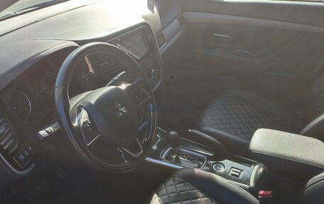 Mitsubishi Outlander III рестайлинг 3, 2018 год, 2 250 000 рублей, 3 фотография