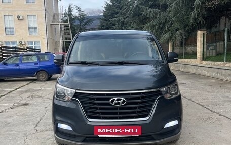 Hyundai H-1 II рестайлинг, 2020 год, 3 300 000 рублей, 2 фотография