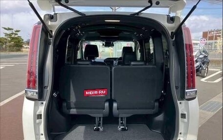 Toyota Esquire I, 2017 год, 1 950 000 рублей, 11 фотография