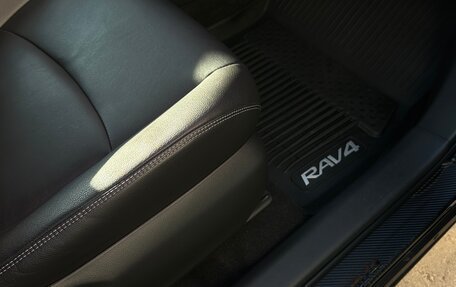 Toyota RAV4, 2019 год, 3 650 000 рублей, 10 фотография