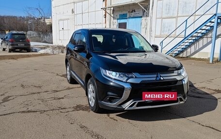Mitsubishi Outlander III рестайлинг 3, 2020 год, 2 220 000 рублей, 3 фотография