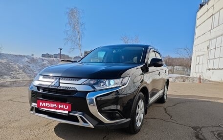 Mitsubishi Outlander III рестайлинг 3, 2020 год, 2 220 000 рублей, 2 фотография