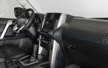 Toyota Land Cruiser Prado 150 рестайлинг 2, 2011 год, 2 692 000 рублей, 7 фотография