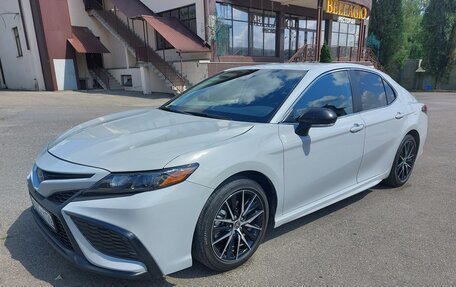 Toyota Camry, 2022 год, 3 650 000 рублей, 1 фотография