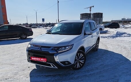 Mitsubishi Outlander III рестайлинг 3, 2020 год, 2 450 000 рублей, 1 фотография
