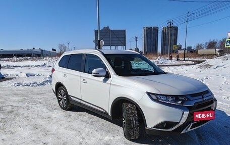Mitsubishi Outlander III рестайлинг 3, 2020 год, 2 450 000 рублей, 2 фотография