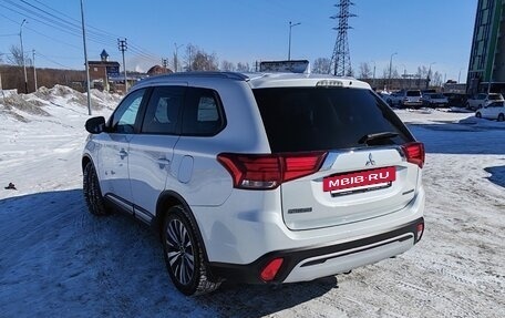 Mitsubishi Outlander III рестайлинг 3, 2020 год, 2 450 000 рублей, 4 фотография