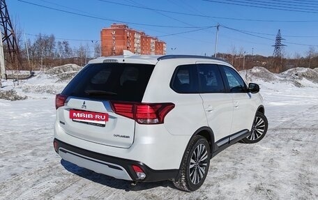 Mitsubishi Outlander III рестайлинг 3, 2020 год, 2 450 000 рублей, 3 фотография