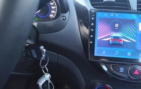 Hyundai Solaris II рестайлинг, 2013 год, 1 000 000 рублей, 4 фотография