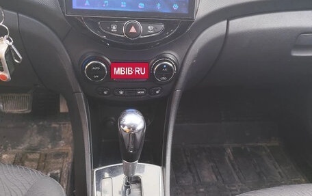 Hyundai Solaris II рестайлинг, 2013 год, 1 000 000 рублей, 8 фотография