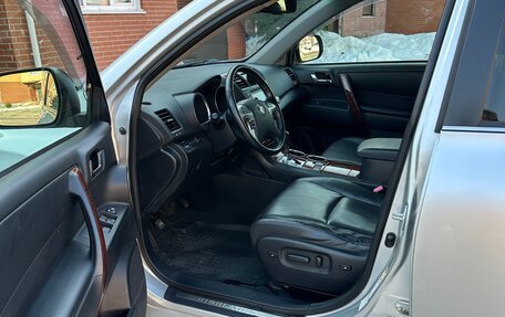 Toyota Highlander III, 2011 год, 1 990 000 рублей, 4 фотография