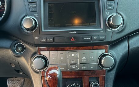 Toyota Highlander III, 2011 год, 1 990 000 рублей, 6 фотография