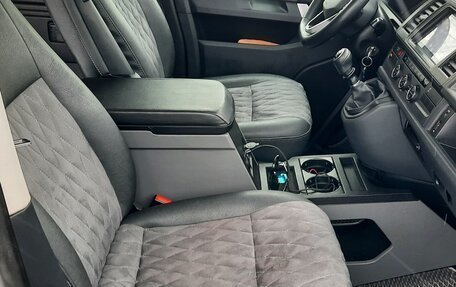 Volkswagen Caravelle T6 рестайлинг, 2017 год, 3 300 000 рублей, 9 фотография