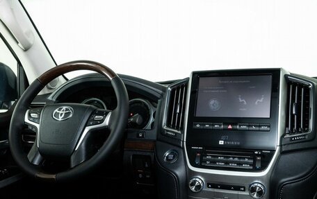 Toyota Land Cruiser 200, 2017 год, 5 998 000 рублей, 13 фотография